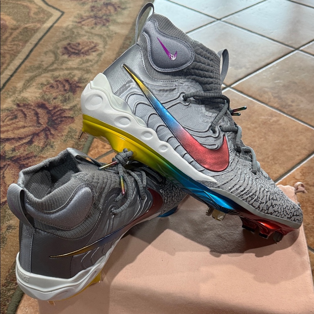 Nike Alpha Huarache NXT “Silver Moon”
Men's Baseball Cleats - Limited!!